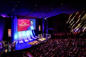 © Anja Koehler Felix Neureuther auf der Bühne des vollbesetzten Großer Saals im Festspielhaus Bregenz © Anja Koehler