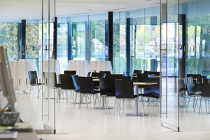 Kaffeehaus-Bestuhlung und Stehtische im weißen Parkstudio im Festspielhaus Bregenz bei der DAV Hauptversammlung