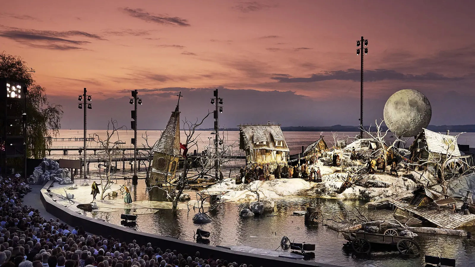 © Bregenzer Festspiele / Anja Koehler Bregenzer Seebühne, Bühnenbild Der Freischütz - ein winterliches Dorf © Bregenzer Festspiele / Anja Koehler
