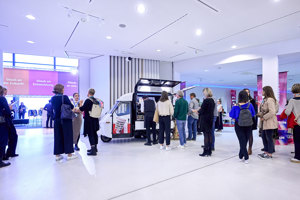 Menschen vor einem Mini-Foodtruck beim Health & Mind Festival im weißen Foyer des Festspielhauses Bregenz