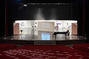 Ausstellungswände und Exponate bei der STAGE Bregenz 2024 auf der Hauptbühne im Festspielhaus Bregenz © Anja Koehler