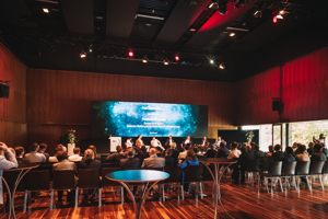 Vollbesetzte Stuhlreihen bei einer Diskussionsrunde im Seestudio des Festspielhauses Bregenz