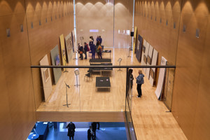 Menschen betrachten die Kunst-Ausstellung im Saal Propter Homines im Festspielhaus Bregenz