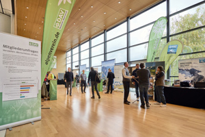 Tagungsteilnehmer:innen in der Ausstellung bei der DAV Hauptversammlung im Seefoyer im Festspielhaus Bregenz