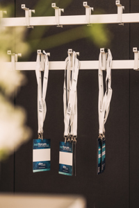 Lanyards für Tagungsteilnehmer:innen hängen an Garderobenständern im Festspielhaus Bregenz