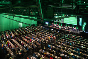 Vollbesetzte Parlamentbetischung mit großer Bühne bei der DAV Hauptversammlung, Werkstattbühne, Festspielhaus Bregenz