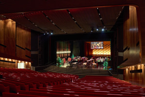 Menschen binden Adventkränze auf der weihnachtlich dekorierten Hauptbühne im Festspielhaus Bregenz