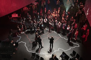 Kongressteilnehmer:innen stehend auf der Werkstattbühne im Festspielhauses Bregenz