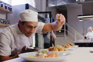 Ein Koch garniert Speisen in der Küche des Festspielhauses Bregenz