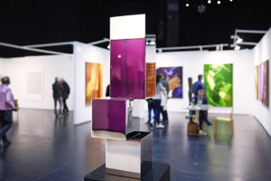 Ausstellungsbesucher:innen stehen vor Exponaten bei der STAGE Bregenz 2024 auf der Werkstattbühne im Festspielhaus