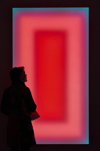 Eine Ausstellungsbesucherin steht vor einem Exponat bei der STAGE auf der Werkstattbühne im Festspielhaus Bregenz