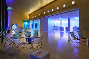 Sonnenstuhl-Kreise im bunt eingeleuchteten Seefoyer im Festspielhaus Bregenz