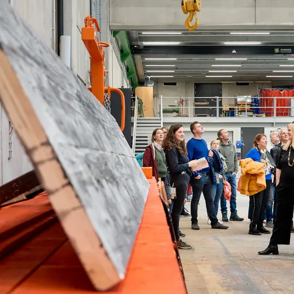 Blick hinter die Kulissen im Festspielhaus Bregenz – eine Führungsgruppe in den Werkstätten © Anja Koehler