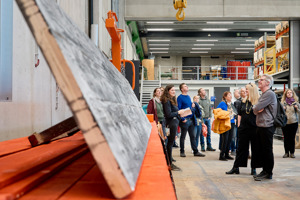 Blick hinter die Kulissen im Festspielhaus Bregenz – eine Führungsgruppe in den Werkstätten