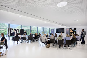 Workshopteilnehmer:innen an runden Stuhlkreisen im taghellen Parkstudio des Festspielhauses Bregenz