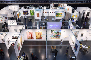 Blick von oben auf Ausstellungskojen der Kunstmesse STAGE Bregenz auf der Werkstattbühne im Festspielhaus Bregenz