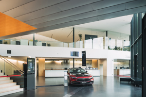 Ein roter Sportwagen steht im Eingangsfoyer des Festspielhause Bregenz