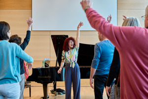 Tanzworkshop beim Tag der offenen Tür im Seefoyer des Festspielhauses Bregenz