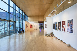 Kunstausstellung im tageslichtdurchfluteten Seefoyer im Festspielhaus Bregenz
