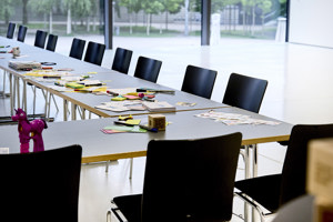 Workshop-Utensilien auf schwarzen Tischen im Saal Bodensee im Festspielhaus Bregenz