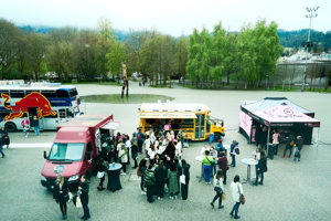 Foodtrucks auf dem Platz der Wiener Symphoniker vor dem Festspielhaus Bregenz
