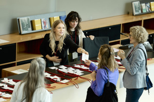 Kongressteilnehmerinnen holen sich am Infocounter im Festspielhaus Bregenz ihre Namensschilder ab