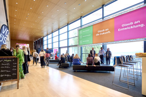 Tagungsteilnehmer:innen im Pausenbereich des Seefoyers im Festspielhaus Bregenz