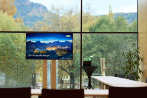 Großbildschirm vor der Glasfront im Saal propter homines mit Blick auf den Platz der Wiener Symphoniker