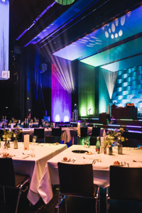 Bunt eingeleuchtete Hauptbühne mit Galabetischung vor der Orchestermuschel im Festspielhaus Bregenz