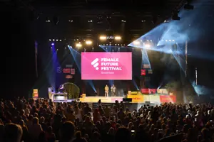 Vollbesetzte Reihenbestuhlung, eine Bühne mit Lounge-Möbeln und Leinwand in der Werkstattbühne des Festspielhauses Bregenz © Anja Koehler