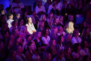 Frauen in Reihenbestuhlung beim Female Future Festival auf der Werkstattbühne im Festspielhaus Bregenz