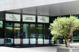 Drei Infoscreens zur Veranstaltung STiAS über dem Haupteingang des Festspielhauses Bregenz 