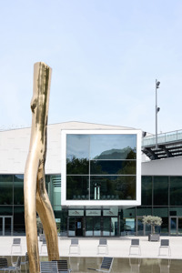 Die goldene Skulptur Ready Maid auf dem Vorplatz des Festspielhauses Bregenz, der Haupteingang im Hintergrund