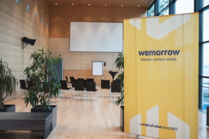 großes gelbes Roll-up im taghellen Seefoyer des Festspielhauses Bregenz