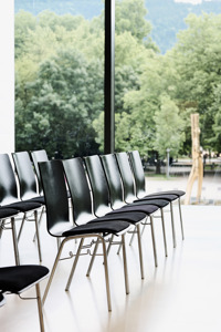 Reihenbestuhlung im Saal Bodensee des Festspielhauses Bregenz mit Blick auf den begrünten Vorplatz