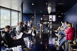 © Anja Koehler Workshopteilnehmer:innen in der Blauen Lounge im Festspielhaus Bregenz © Anja Koehler